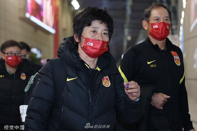 话音一落，叶辰立刻站起身来，拿着摄像头靠近劳斯莱斯，将重伤昏迷的杜海清和苏知鱼母女二人拍了进去，冷声说道：苏成峰这条老狗，为了自己的颜面，在明知道亲孙女苏知鱼也和杜海清在一辆车上的情况下，仍旧不悬崖勒马，甚至要求手下将苏知鱼和杜海清一并杀害。